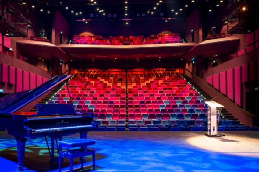 Project: Theater De Maaspoort Spreekgestoeltes 